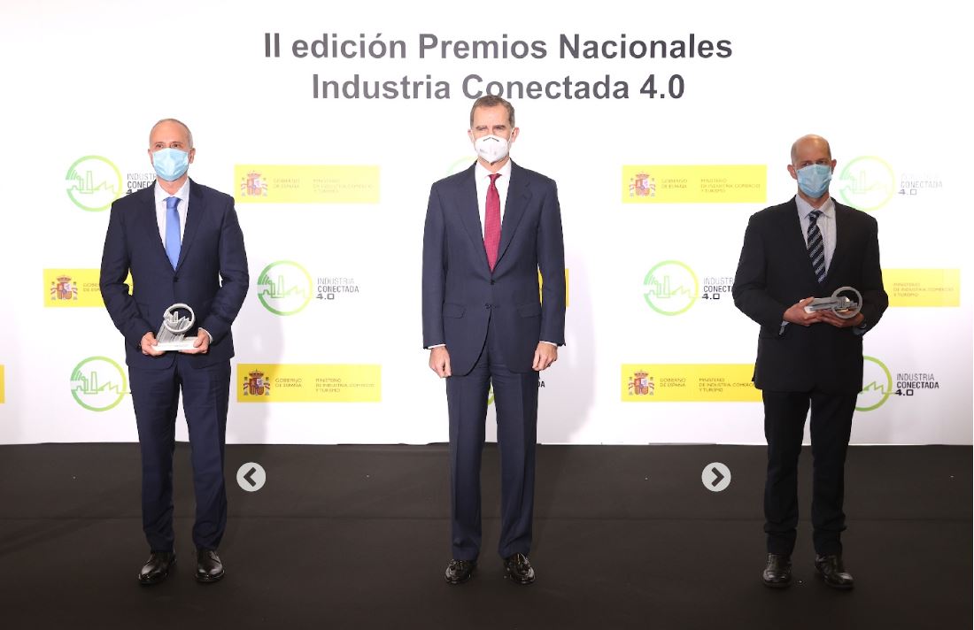 Su Majestad el Rey entrega el galardón a los premiados